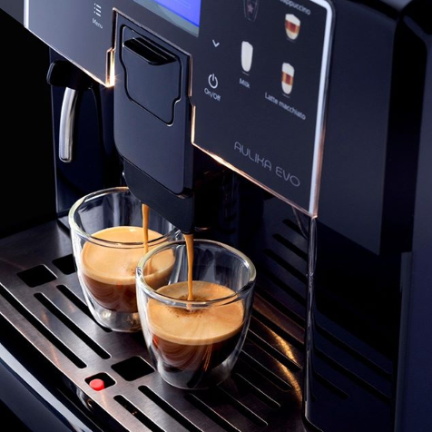 Sua Cafeteira Saeco Philips Parou? Guia e a Hora Certa de Chamar a Assistência Técnica de Máquina de Café